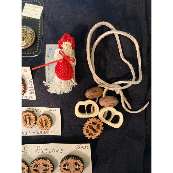 VINTAGE Helen Piper Lot Folk Art Handmade Buttons Pin Necklaces Black Walnut - Picture 4 of 8